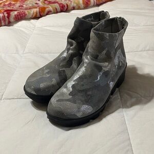 L’Amour des Pieds Stylish Gray Camouflage Ankle Boots